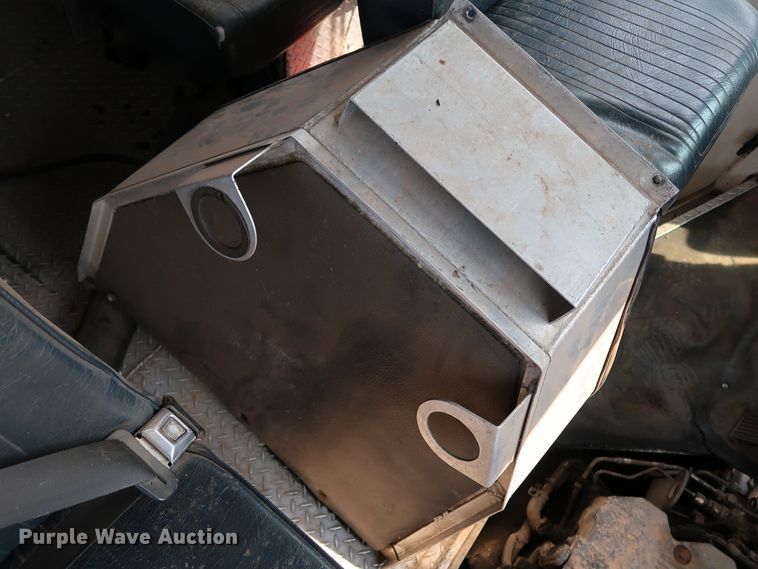 image for item KQ9739 2003 Freightliner MT55  food truck