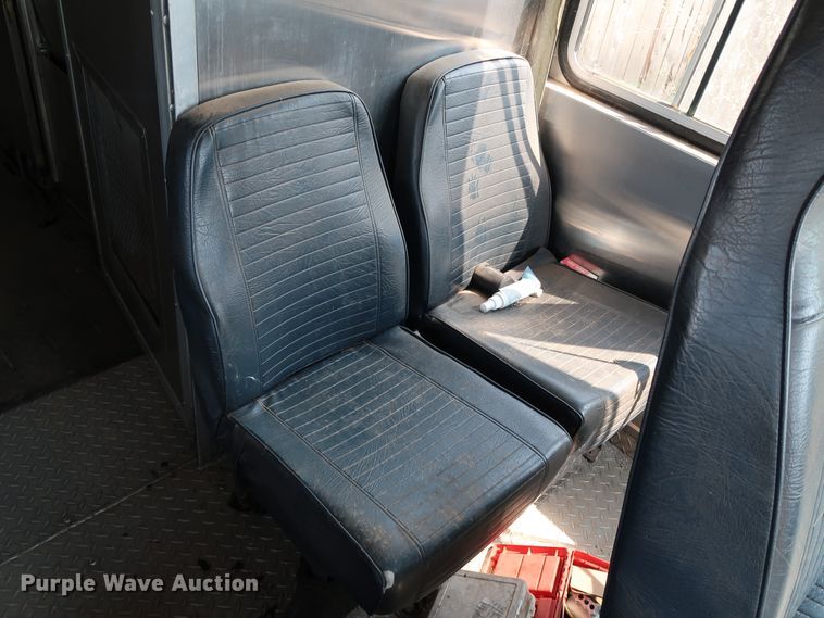 image for item KQ9739 2003 Freightliner MT55  food truck