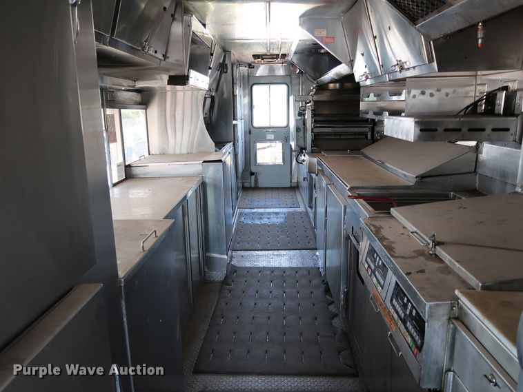 image for item KQ9739 2003 Freightliner MT55  food truck