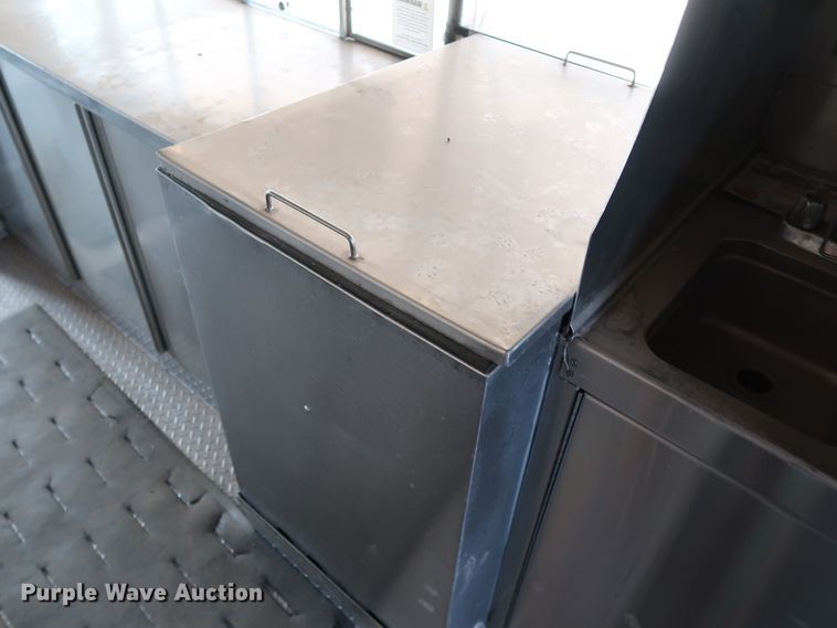 image for item KQ9739 2003 Freightliner MT55  food truck