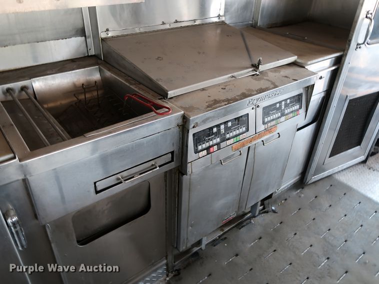 image for item KQ9739 2003 Freightliner MT55  food truck