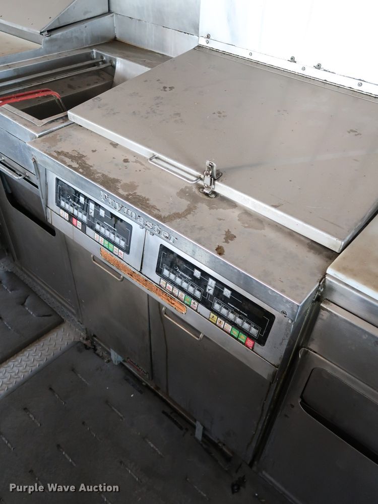 image for item KQ9739 2003 Freightliner MT55  food truck