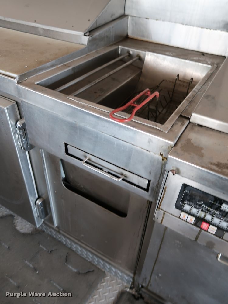 image for item KQ9739 2003 Freightliner MT55  food truck