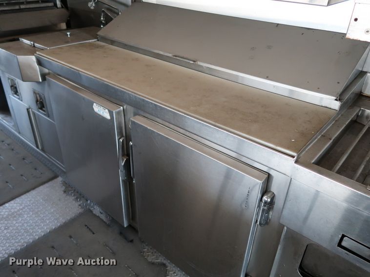 image for item KQ9739 2003 Freightliner MT55  food truck