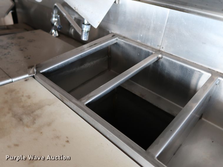 image for item KQ9739 2003 Freightliner MT55  food truck