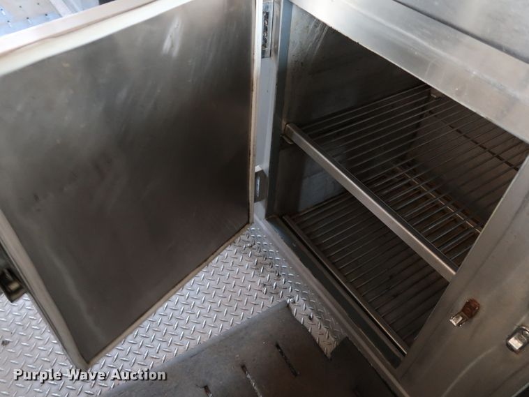 image for item KQ9739 2003 Freightliner MT55  food truck