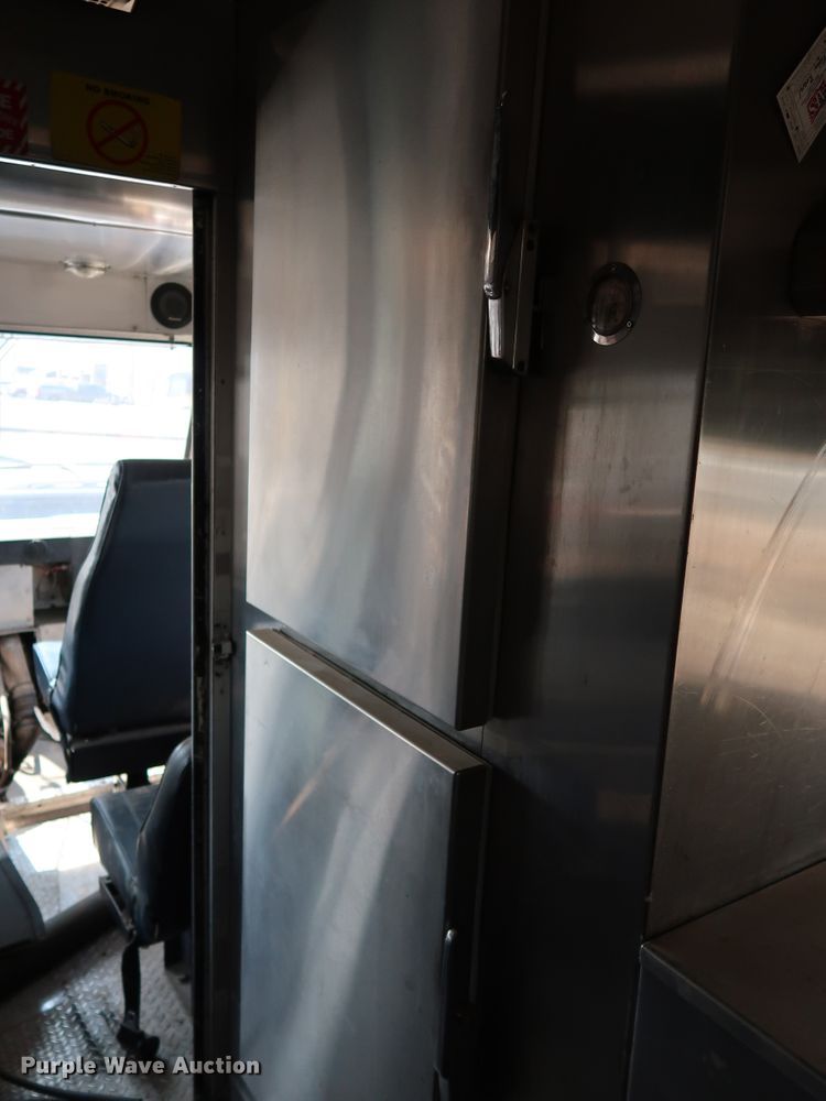 image for item KQ9739 2003 Freightliner MT55  food truck