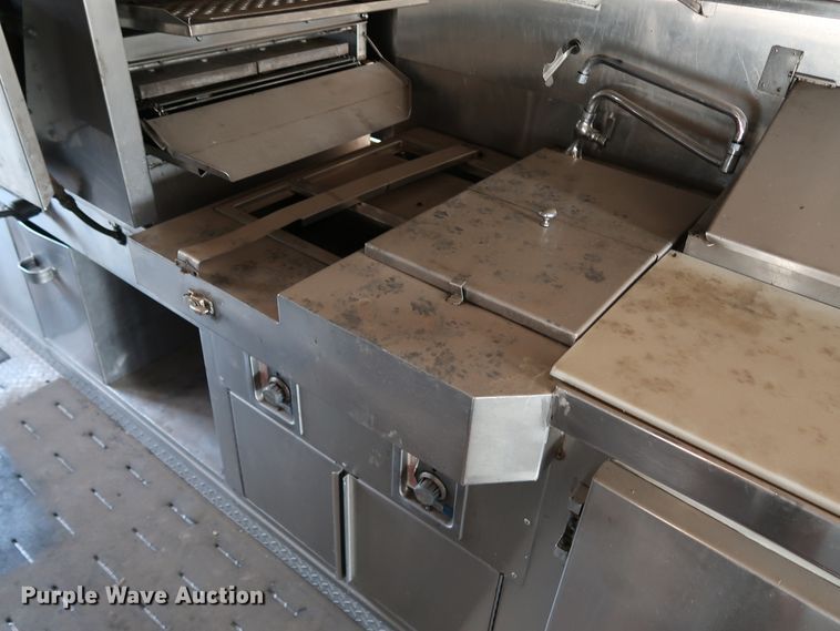 image for item KQ9739 2003 Freightliner MT55  food truck