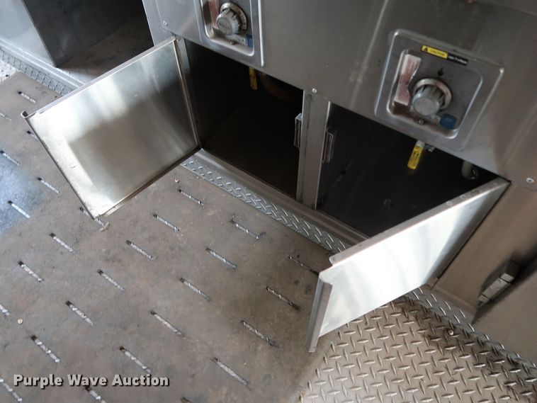 image for item KQ9739 2003 Freightliner MT55  food truck