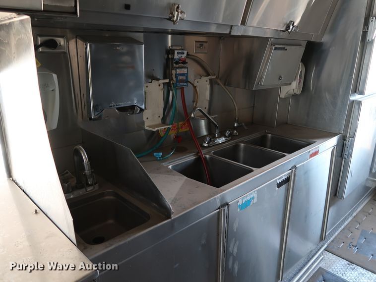 image for item KQ9739 2003 Freightliner MT55  food truck