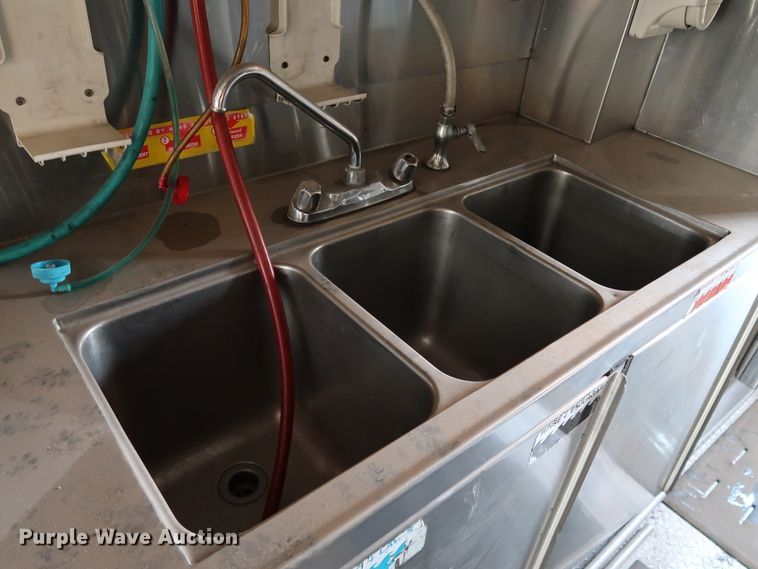 image for item KQ9739 2003 Freightliner MT55  food truck