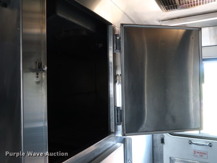 image for item KQ9739 2003 Freightliner MT55  food truck