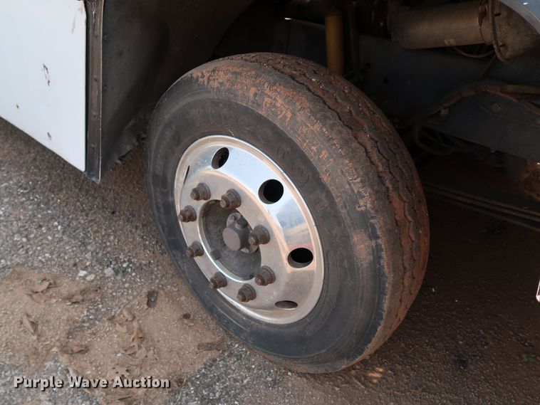 image for item KQ9739 2003 Freightliner MT55  food truck