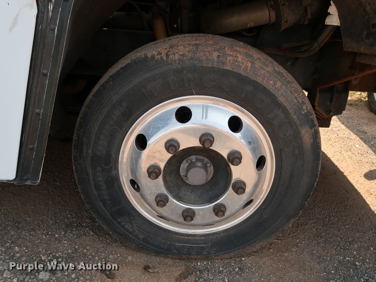 image for item KQ9739 2003 Freightliner MT55  food truck