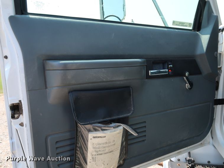 image for item KQ9746 1998 Chevrolet C6500  flatbed truck