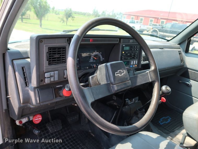 image for item KQ9746 1998 Chevrolet C6500  flatbed truck