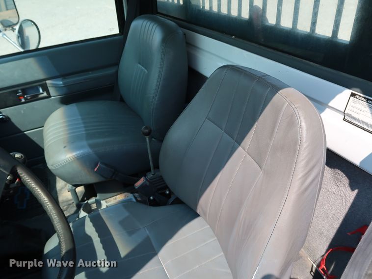 image for item KQ9746 1998 Chevrolet C6500  flatbed truck