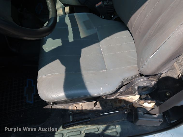 image for item KQ9746 1998 Chevrolet C6500  flatbed truck