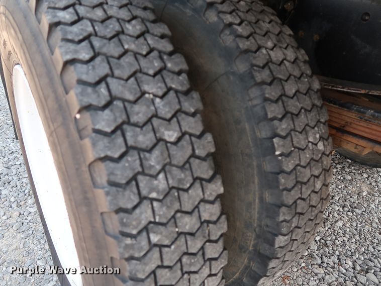 image for item KQ9746 1998 Chevrolet C6500  flatbed truck