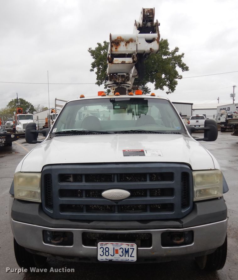 image for item KU9215 2006 Ford F450 Super Duty XL  bucket truck