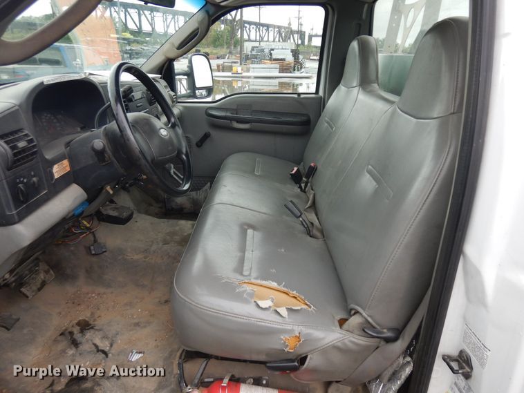 image for item KU9215 2006 Ford F450 Super Duty XL  bucket truck