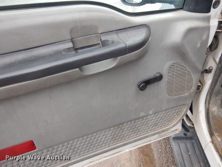 image for item KU9215 2006 Ford F450 Super Duty XL  bucket truck