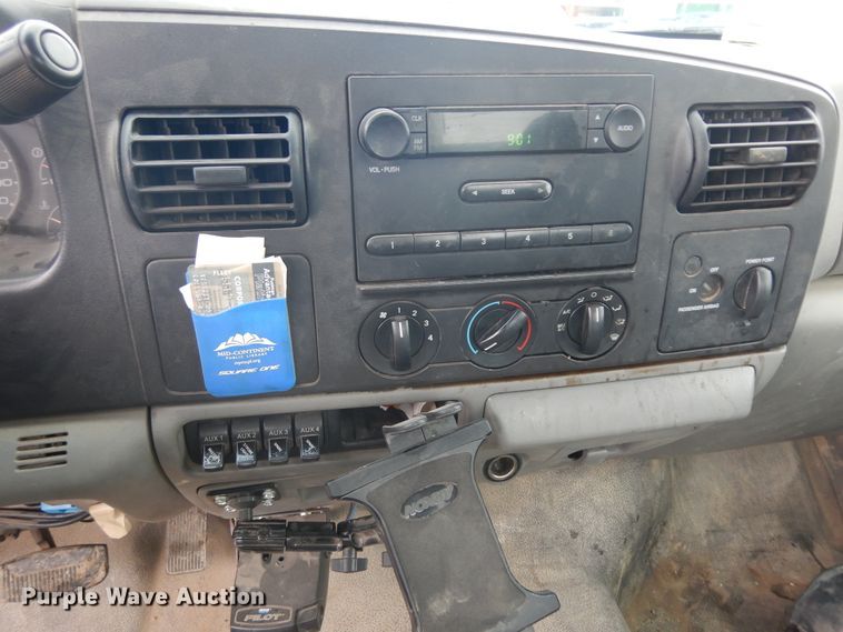 image for item KU9215 2006 Ford F450 Super Duty XL  bucket truck