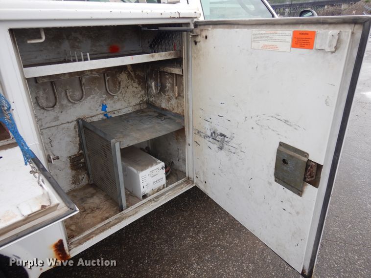 image for item KU9215 2006 Ford F450 Super Duty XL  bucket truck