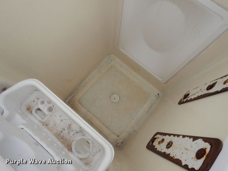 image for item KU9215 2006 Ford F450 Super Duty XL  bucket truck