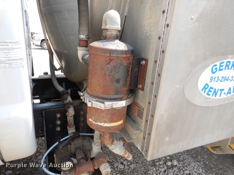 image for item DM0604 2004 Ford F650  vacuum truck