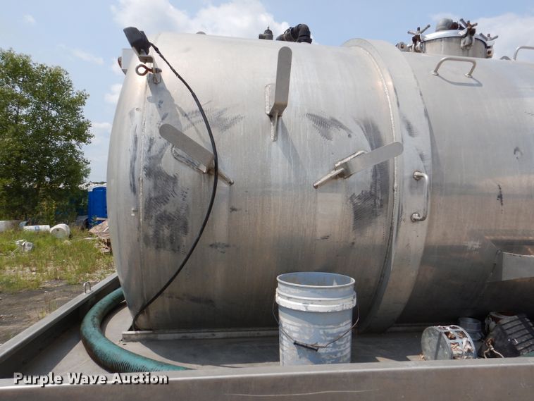 image for item DM0604 2004 Ford F650  vacuum truck