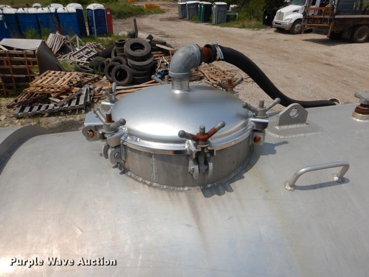 image for item DM0604 2004 Ford F650  vacuum truck