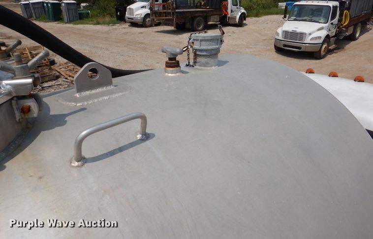 image for item DM0604 2004 Ford F650  vacuum truck