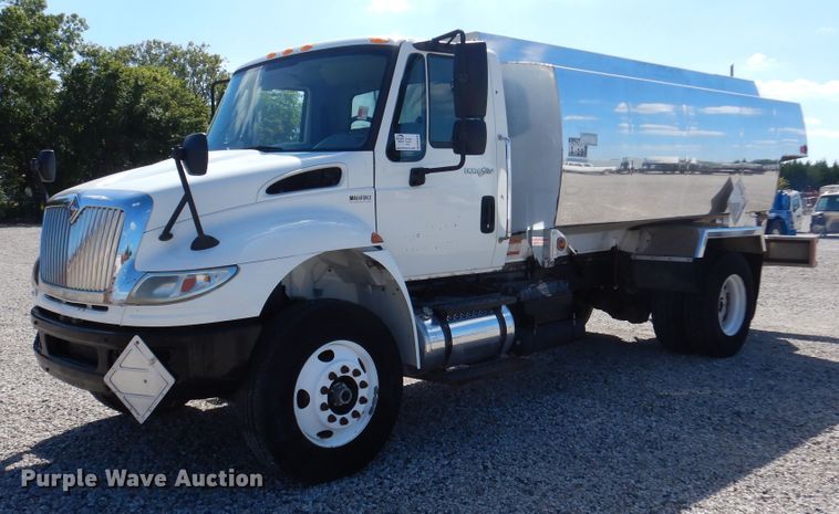 image for item DM6438 2011 International DuraStar 4400  fuel truck