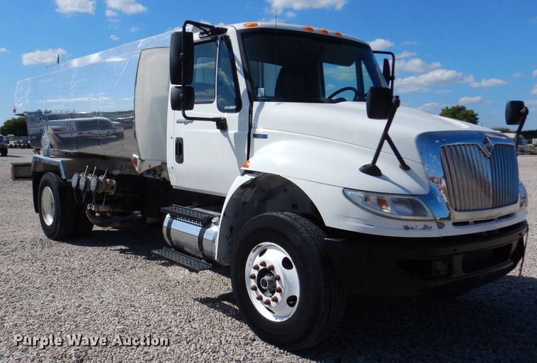 image for item DM6438 2011 International DuraStar 4400  fuel truck