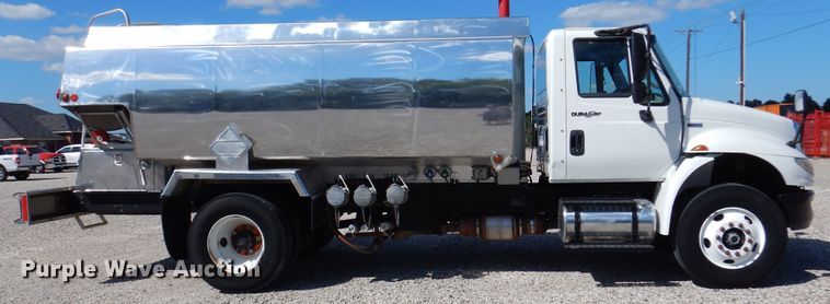 image for item DM6438 2011 International DuraStar 4400  fuel truck