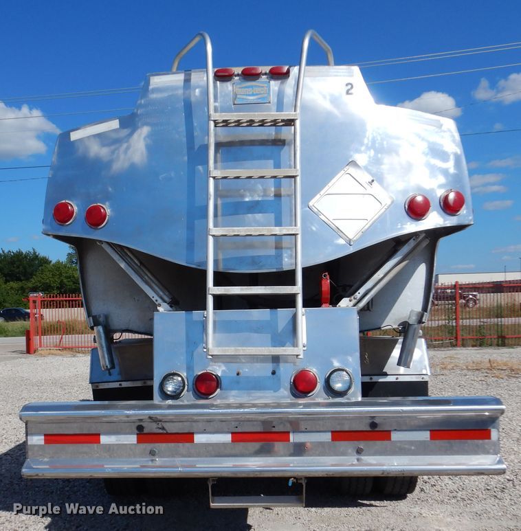 image for item DM6438 2011 International DuraStar 4400  fuel truck