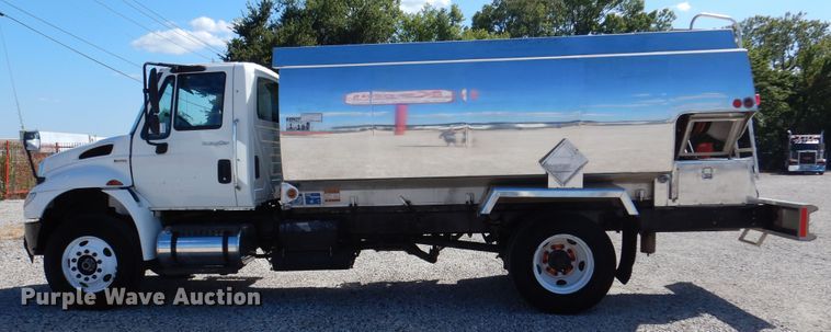 image for item DM6438 2011 International DuraStar 4400  fuel truck