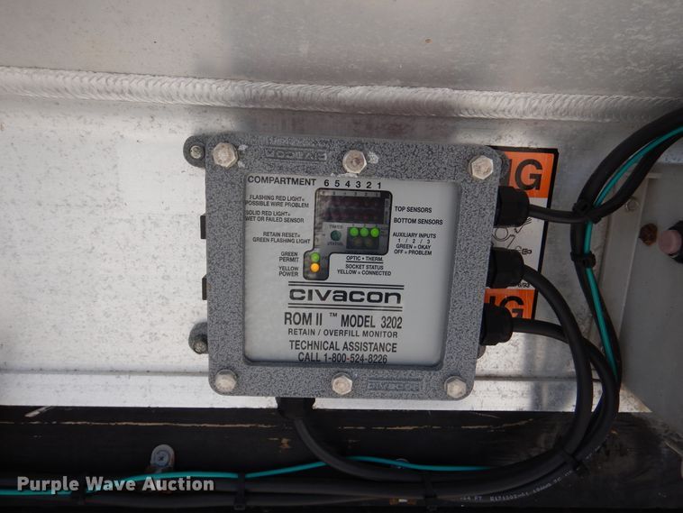 image for item DM6438 2011 International DuraStar 4400  fuel truck