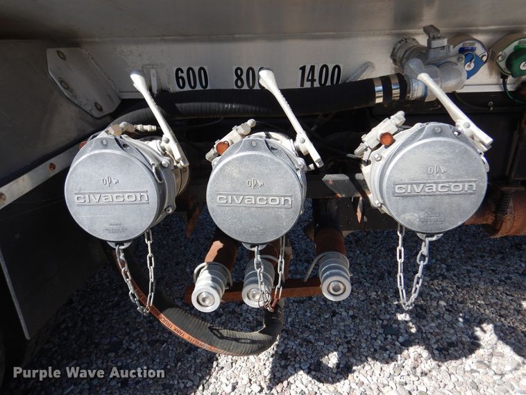 image for item DM6438 2011 International DuraStar 4400  fuel truck