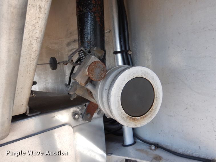 image for item DM6438 2011 International DuraStar 4400  fuel truck