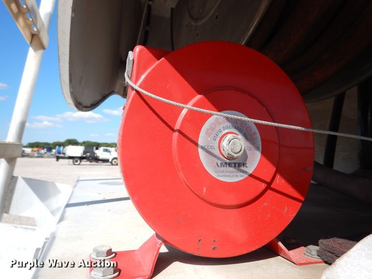 image for item DM6438 2011 International DuraStar 4400  fuel truck