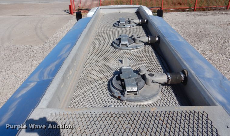 image for item DM6438 2011 International DuraStar 4400  fuel truck