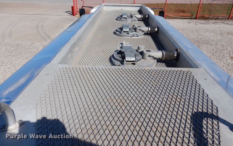 image for item DM6438 2011 International DuraStar 4400  fuel truck