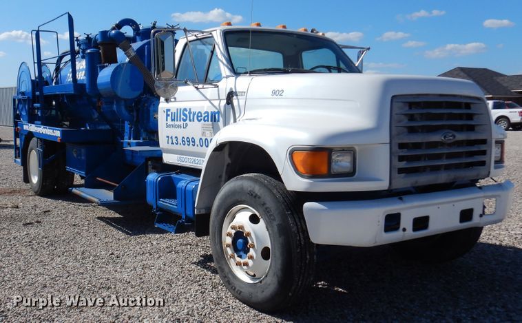 image for item DM6439 1999 Ford F800  vacuum truck