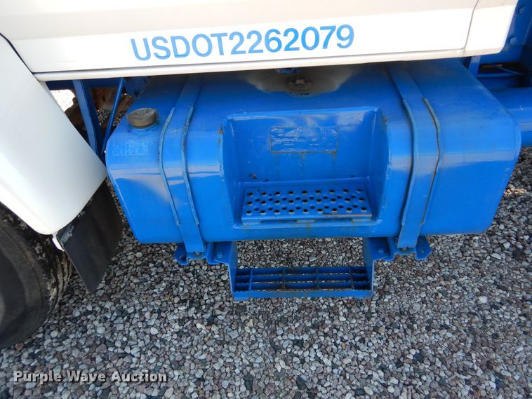 image for item DM6439 1999 Ford F800  vacuum truck