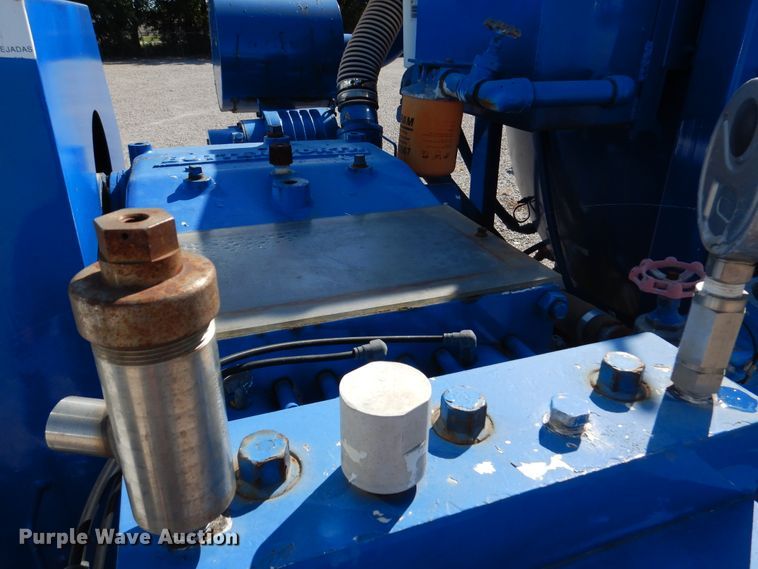 image for item DM6439 1999 Ford F800  vacuum truck