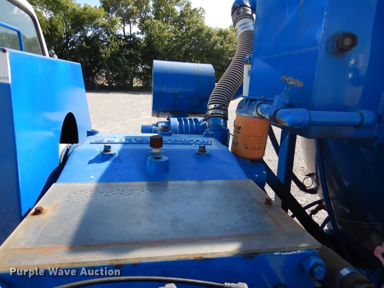 image for item DM6439 1999 Ford F800  vacuum truck