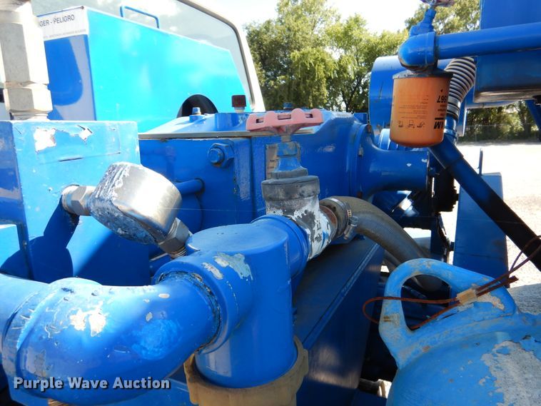 image for item DM6439 1999 Ford F800  vacuum truck