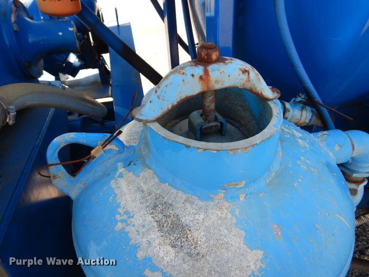 image for item DM6439 1999 Ford F800  vacuum truck